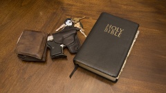 Waffe, Bibel, Portemonnaiee und Schlüsselbund