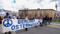 Ostermarschierer mit Plakaten in Berlin