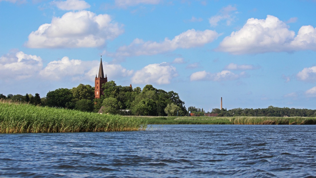 Kirche hinter einem See in Gristow, Vorpommern