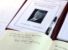 Kondolenzbuch für Walter Lübcke mit einem Eintrag von Bundespräsident Frank-Walter Steinmeier