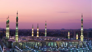 Blick auf die Nabawi Moschee in Medina mit vielen Minaretten.