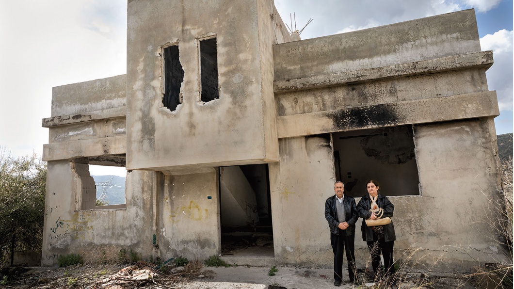Vorderasien, Syrien, Latakia, der pensionierte Ingenieur Spiro Hanna al Qasi (67 Jahre) mit seiner Ehefrau Ramsa Qaroum al Qasi (62 Jahre) vor ihrem zerstörten Wohnhaus