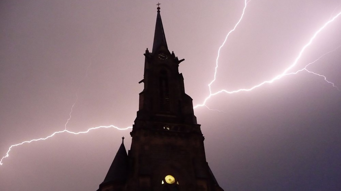Blitz hinter Kirchturm 