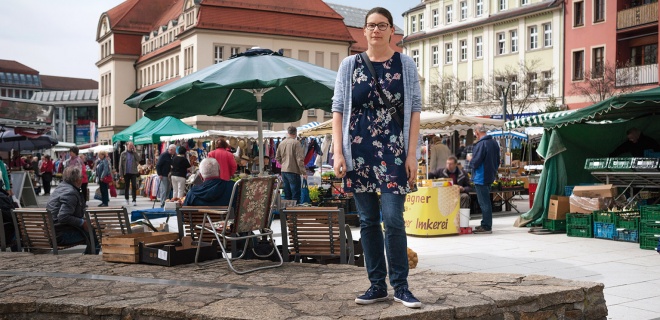 Annalena Schmidt an dem Ort, an dem sich alles immer wieder entzündet. Auf dem Kornmarkt in Bautzen, hier während des Wochenmarktes.