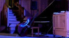 Kontrabass blau beleuchtet auf Bühne