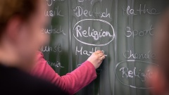 Stundenplan mit Religionsunterricht an einer Tafel
