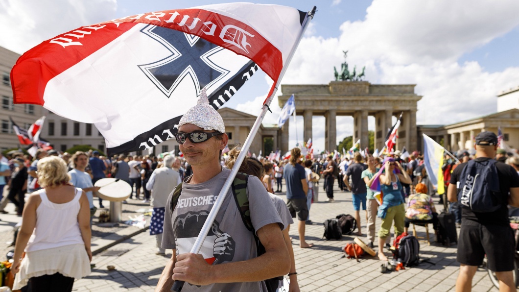 Ein Querdenker mit Aluhut und Reichskriegsfahne in Berlin