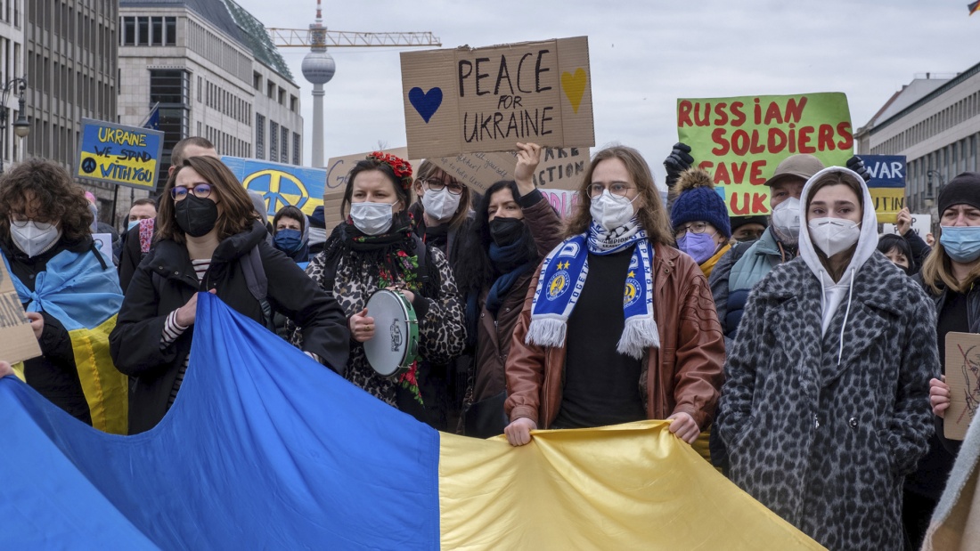 Demonstranten mit Nationalflagge der Ukraine am Brandenburger Tor in Berlin 