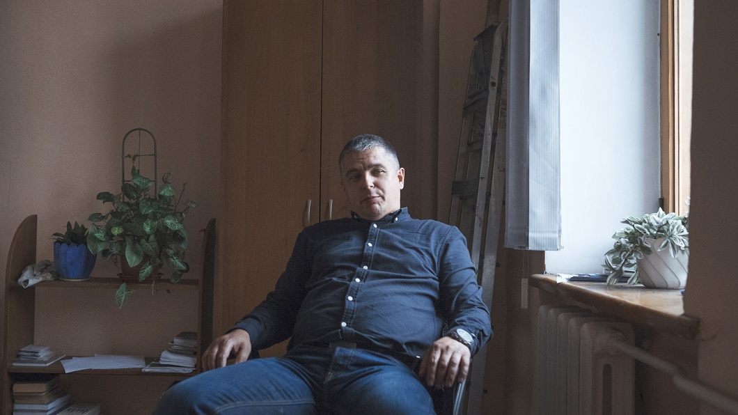 Alexey in seinem Büro von Navigator, der Hilfsorganisation für HIV-Betroffene, in Irkustk