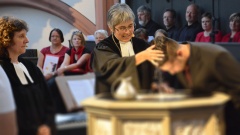 Im Sommer 2016 taufte Regionalbischöfin Dorothea Greiner in der Bayreuther Stadtkirche die ersten 20 iranischen Geflüchten. Nun droht einigen von ihnen die Abschiebung.