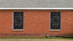 Kirchenwand mit Fenstern