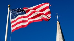 Amerikanischer Kirchturm und Flagge