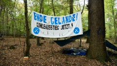 Ende Gelände-Banner zwischen zwei Bäumen im Hambacher Forst