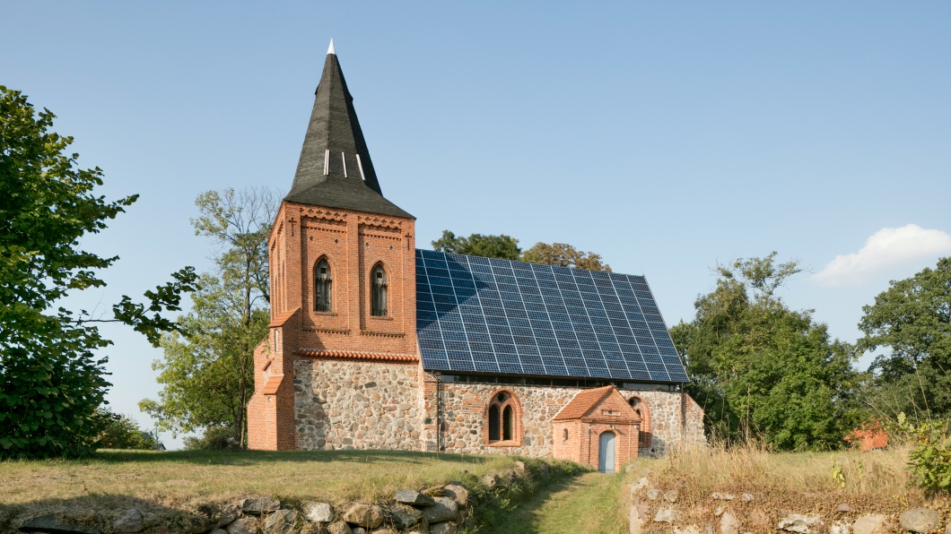 Dorfkirche Zernin mit Solaranlage