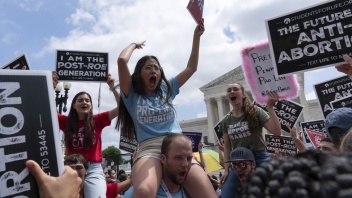 Konservative Abtreibungsgegner feiern das Urteil des Obersten Gerichtshofs. In den USA sind Schwangerschaftsabbrüche nach 50 Jahren wieder verboten.