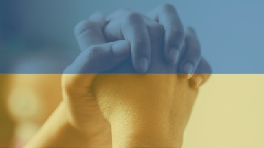 Betende Hände in ukrainischen Nationalfarben/Fotomontage