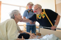 Klinik-Clowns besuchen eine demenzkranke Patientin.