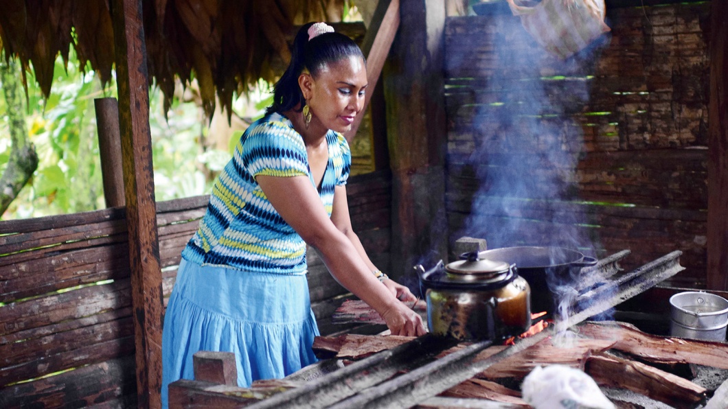 Eine  Bribri-Frau bereitet Kakao zu