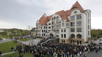 Gedenken der Opfer des Amoklauf an der Erfurter Gutenberg-Gymnasium