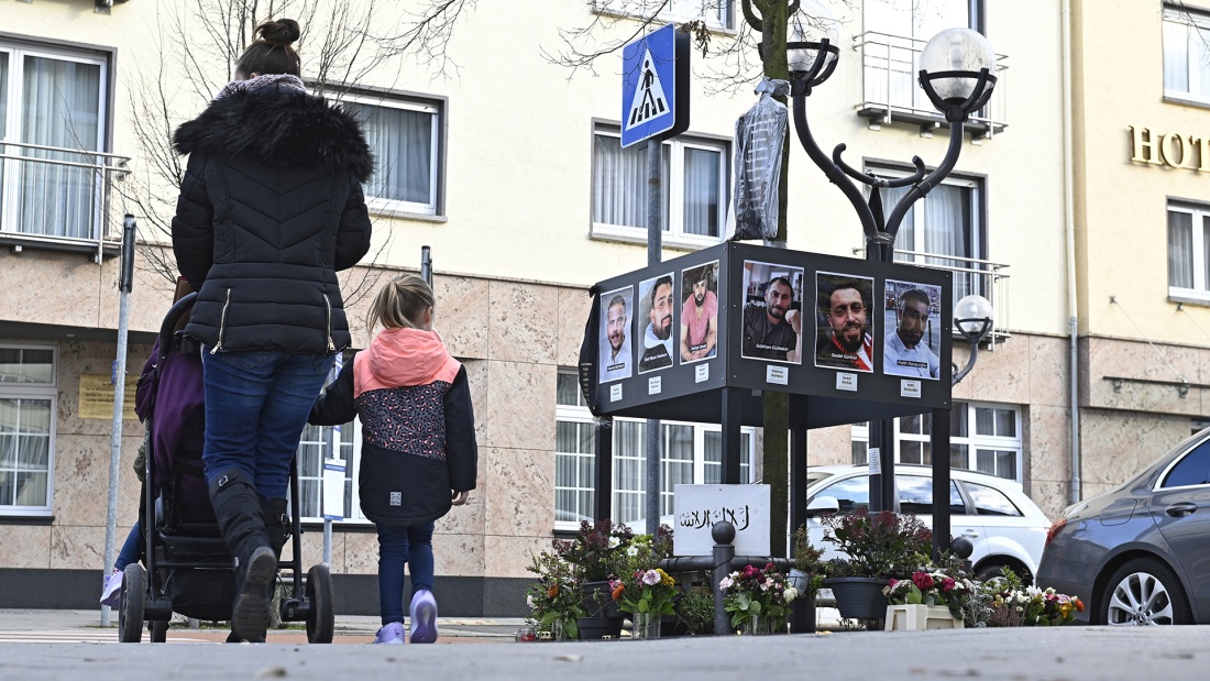 Gedenkstätte mit Fotos der Opfer am Tatort in der Strasse Heumarkt in Hanau