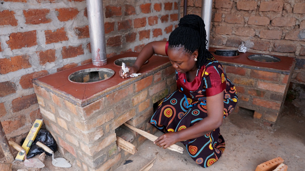 Uganda, effizienter Ofen, der weniger Holz verbraucht 
