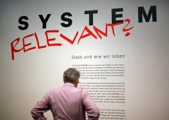 Kunsthalle Karlsruhe präsentiert "systemrelevante" Krisen-Kunst. 