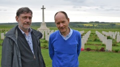 Pfarrer Martin Henningerund sein britischer Freund David Pickering auf den Schlachtfeldern des Ersten Weltkriegs an der Somme.