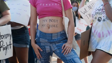 Eine Frau trägt im Rahmen eines Protetst vor dem texanischen Kapitol, die Aufschrift "My Body, My Choice