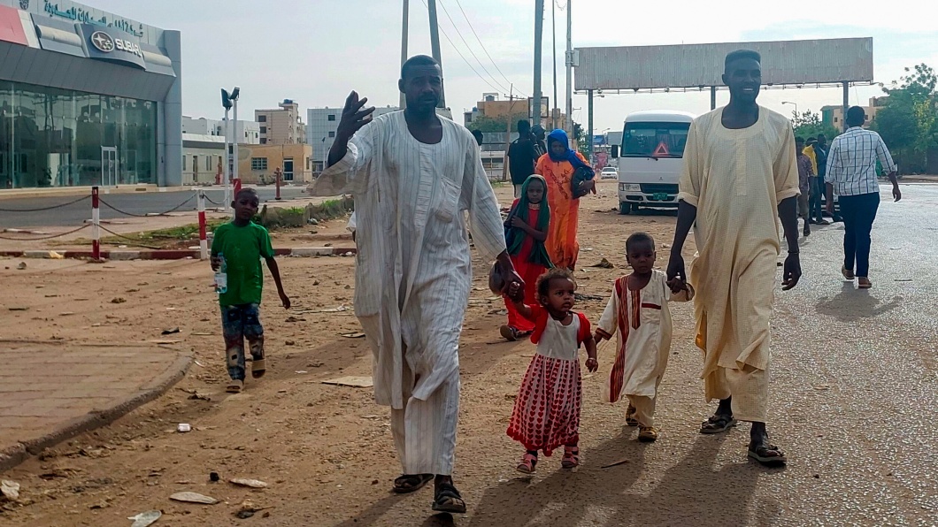 Die sudanesische Bevölkerung ist den Kämpfen zwischen der sudanesischen Armee und den paramilitärischen Kräften Rapid Support Forces (RSF) oft schutzlos ausgeliefert. Hier eine Straßenszene aus der Hauptstadt Khartum