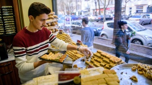 Sulaiman al-Sakka, der Sohn der Familie, stellt in der Konditorei Damaskus in Berlin eine Geschenkbox mit syrischen Süßigkeiten zusammen