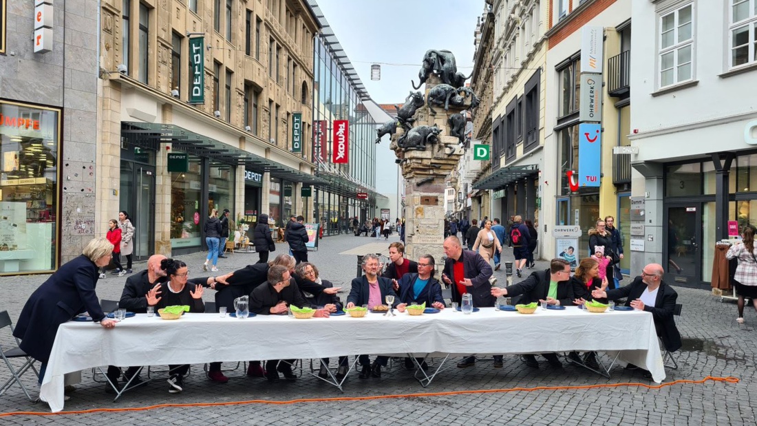 Gruppe "Mahl ganz anders" am Tisch in der Braunschweiger Fußgängerzone