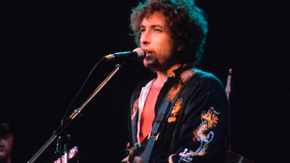 Bob Dylan bei einem Konzert 1981 in Hamburg. Robert Allen Zimmerman wurde 1941 in Duluth im US-Bundesstaat Minnesota geboren und wird heute wird 80 Jahre alt. Er schrieb im frommen Segenslied “Forever Young”: “May God bless and keep you always”, “mö