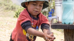 Ein kleiner Junge wäscht sich die Hände (Archivbild).