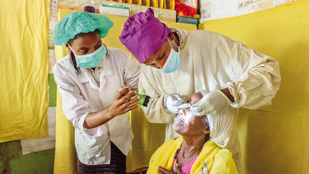 Shega Bomeda Nademu wurde bereits am Trachom operiert. Nun werden im Goflea Health Post bei der Trachom Reihenuntersuchung die Operationsnähte entfernt.