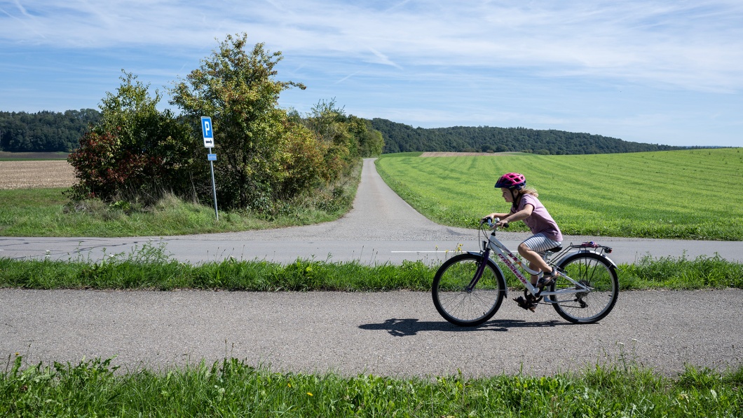 Ein Mädchen fährt auf dem Rad durch die Region, in der das Atomendlager in der vorgesehenen Standortregion Nördlich Lägern in Stadel ZH