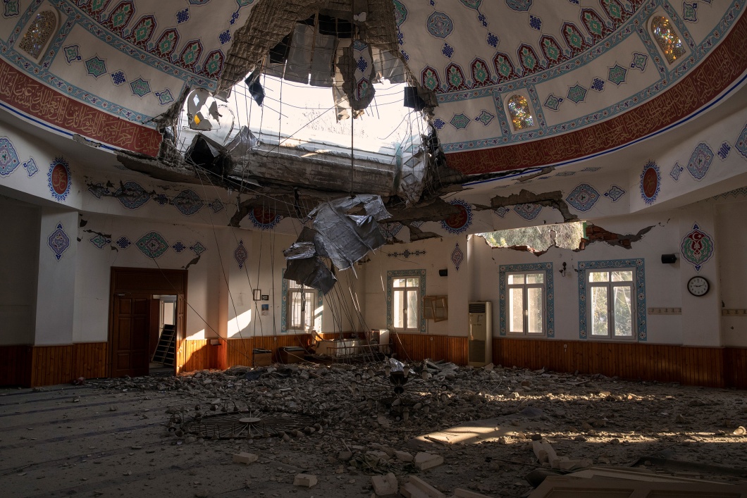 Ein Blick in die fast völlig zerstörte Moschee in der türkischen Provinz Hatay.