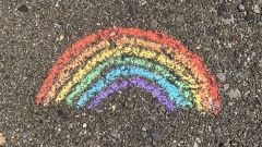 Regenbogen auf die Straße gemalt