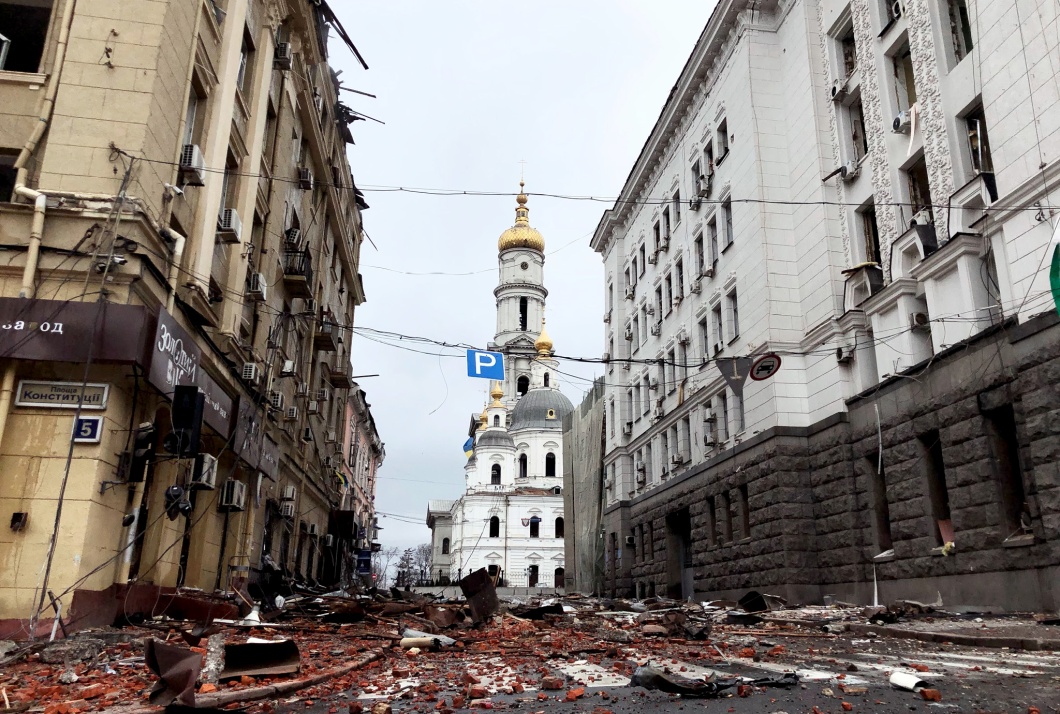 Charkiw: Blick durch den zerstörten Moskowski-Prospekt auf die Himmelfahrtskathedrale, die Kathedrale der Himmelfahrt der Jungfrau Maria 