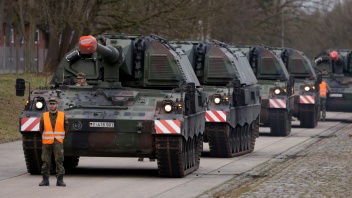 Panzerhaubitzen 2000 der Bundeswehr fahren eine Straße entlang