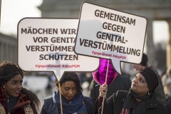 Demonstration gegen Genitalverstümmelung vor dem Brandenburger Tor in Berlin. (Archivbild)