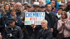 In Chemnitz haben am Sonntag rund 1.000 Menschen ein Zeichen gegen Gewalt und Fremdenhass gesetzt. 