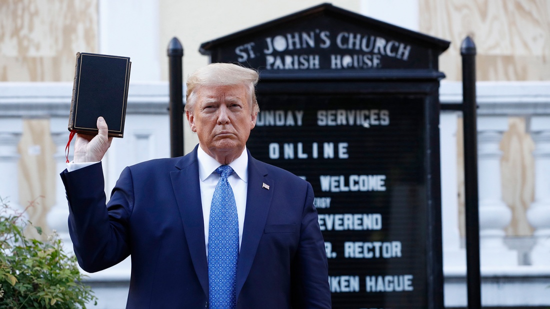 Donald Trump, Präsident der USA, hält eine Bibel