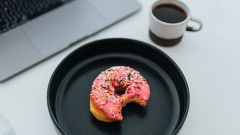 Donut auf Schreibtisch