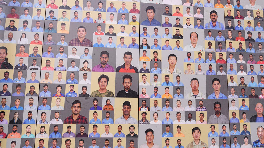 Porträts einiger Menschen, die unter desaströsen Bedinungen am Bau des WM-Stadions in Katar mitgeholfen haben.