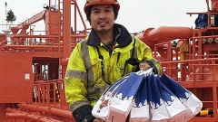 Philippinischer Seemann mit Weihnachtsgeschenken an Bord eines Frachtschiffes