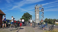 Auf dem Streckenabschnitt zwischen Unbesandten und Wittenberge besichtigten die Schüler den ehemaligen Grenzturm in Lenzen.