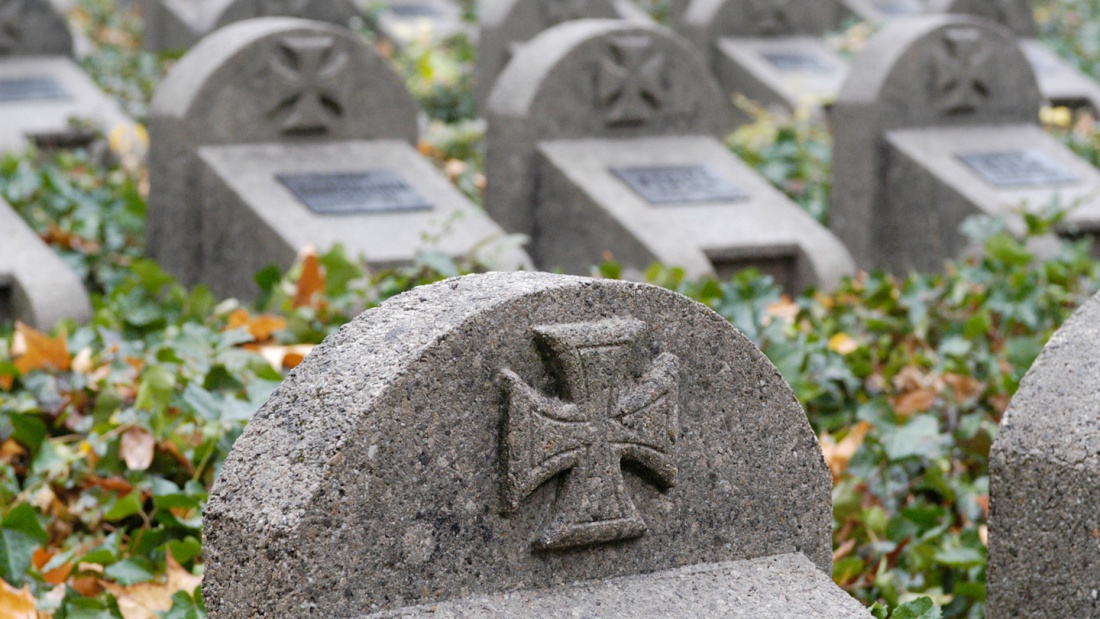 Der Volkstrauertag wird seit 1952 jeweils am zweiten Sonntag vor dem 1. Advent als nationaler Gedenktag für die Opfer der beiden Weltkriege begangen.