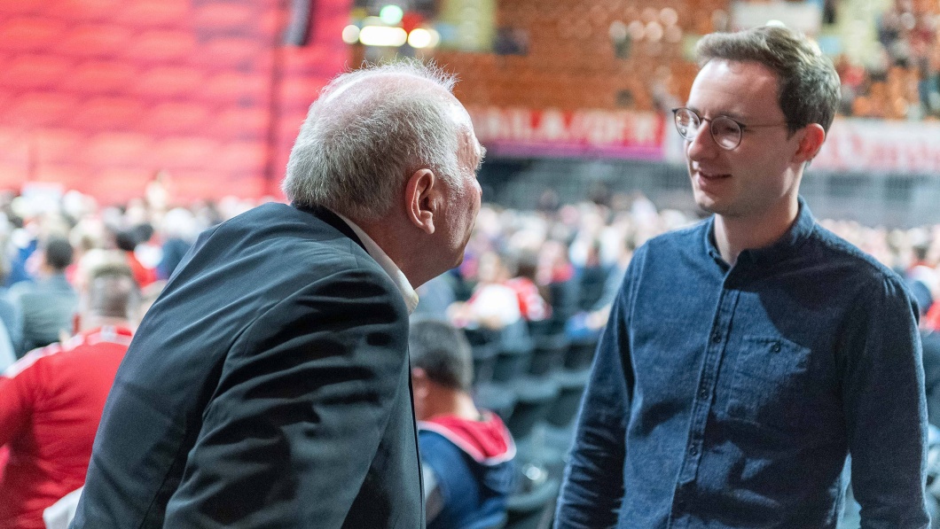 Früher Idol, heute Adressat der Kritik: Michael Ott (rechts) diskutiert Mitte Oktober auf der Jahreshauptversammlung des FC Bayern München mit Ehrenpräsident Uli Hoeneß