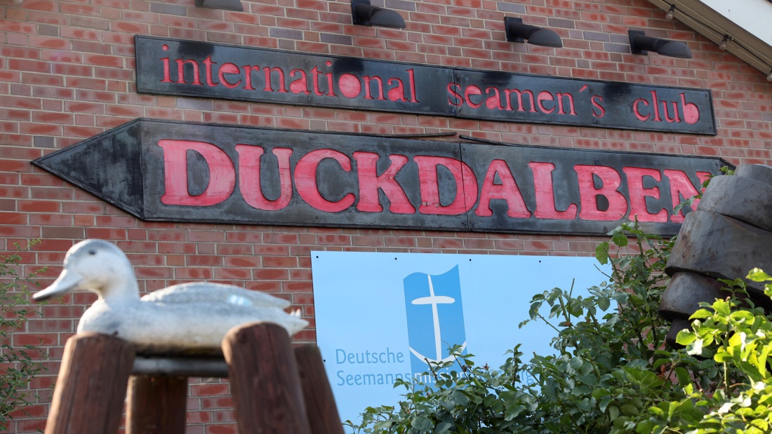 Der internationale Seemannsclub "Duckdalben" im Hamburger Hafen 