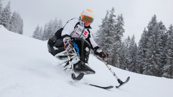 Nikolai Sommer beim Mono-Ski-Fahren auf der Skipiste in Bischofswiesen.
